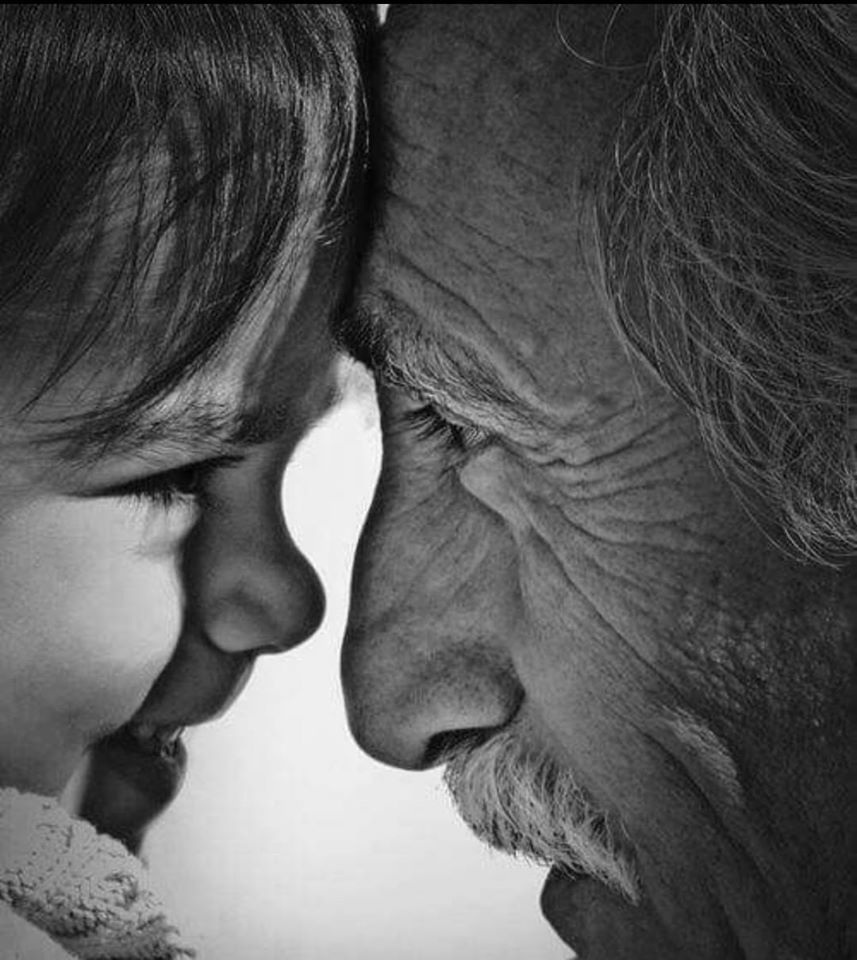 Внучка обнимает дедушку