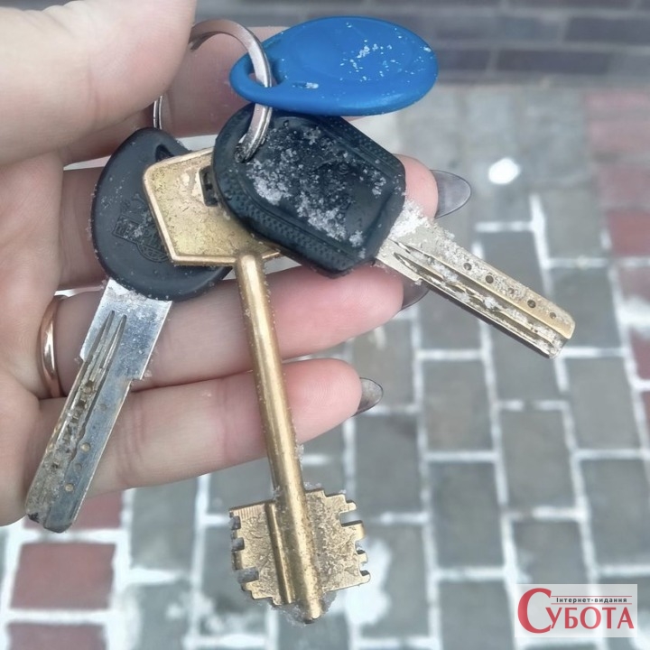 Ключі, які знайшли на зупинці в Житомирі, віддадуть власнику