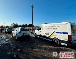 Поліцейська криміналістична лабораторія та патрульні авто на місці вбивства підлітка в Іршанську.