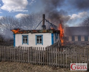 Гасіння пожежі в селі Фасова: вогнеборець на даху оселі