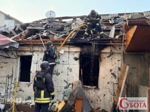 Рятувальники ДСНС розбирають завали та проливають конструкції пошкодженого будинку в Житомирі