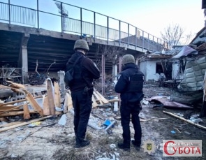 Поліцейські Житомирщини оглядають місце влучання ворожого дрона 24 березня