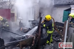 Рятувальники ДСНС гасять господарчу будівлю в Житомирі 25 березня