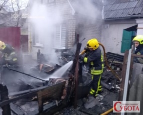 Рятувальники ДСНС гасять господарчу будівлю в Житомирі 25 березня