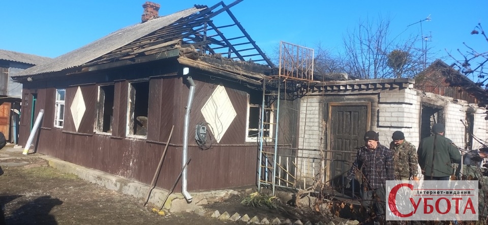 Згорілий будинок у селі Глибочиця після пожежі 7 березня, де загинули дідусь та онук