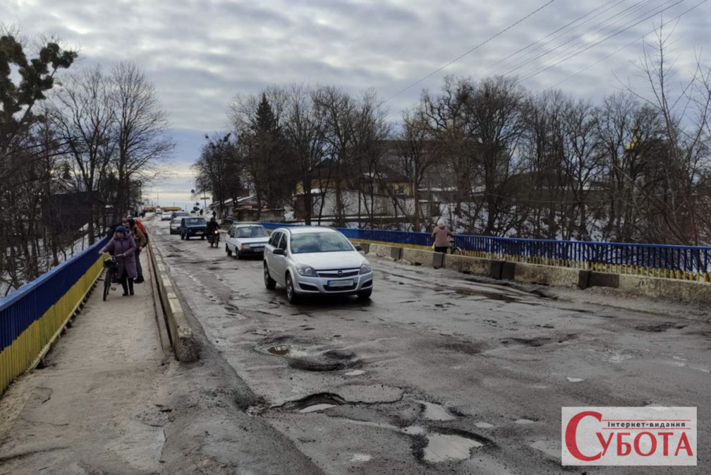 Стан дорожнього покриття на мосту через річку Уборть в Олевську, 12 березня 2026