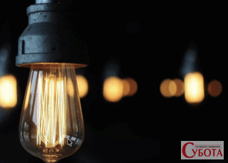 Увімкнена декоративна лампа в темряві як символ електроенергії