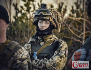 Учасник бойових дій Сергій Липко у військовій формі та шоломі з камерою