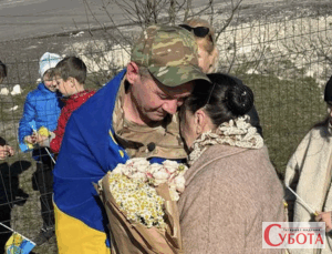 Український захисник Назар Далецький обіймає матір після повернення з полону.