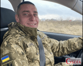 Військовослужбовець Сергій Ярмолюк у формі за кермом автомобіля