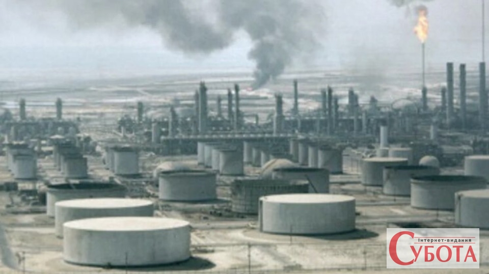 Густий дим над нафтогазовим об'єктом в Ірані після удару США та Ізраїлю