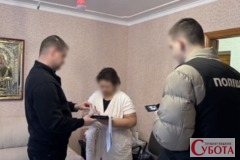 Поліція проводить обшук у квартирі фігуранта справи про розкрадання медичних коштів