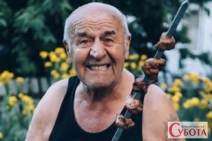 Легендарний український ТікТок-блогер Дід Толя з шашликом
