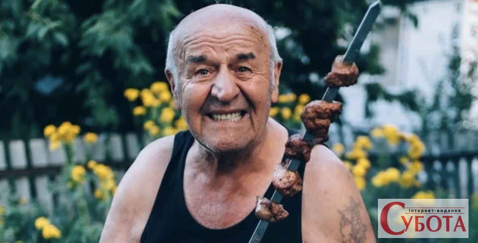 Легендарний український ТікТок-блогер Дід Толя з шашликом