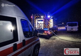 Робота рятувальників та медиків на місці нічної пожежі в Коростишеві