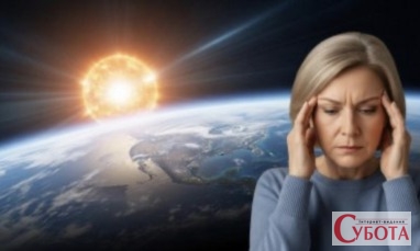 Жінка тримається за голову через магнітну бурю на фоні Землі та Сонця