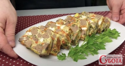 Нарізаний печінковий хлібець з курячої печінки, яєць та моркви на білій тарілці
