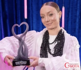 Співачка LELÉKA зі статуеткою Євробачення 2026, представниця України на конкурсі у Відні