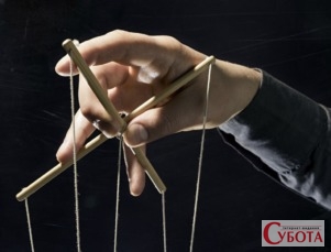 Рука ляльковода з нитками, що символізує шантаж та контроль над людиною, Житомирщина 2026