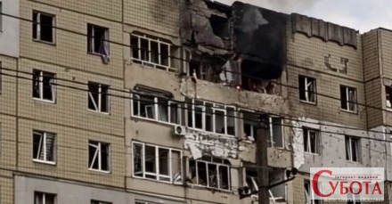 Зруйновані балкони та обгорілий фасад багатоповерхівки у Львові після атаки російських дронів, 24 березня 2026