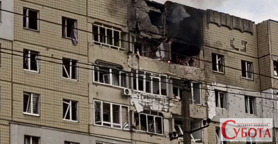 Зруйновані балкони та обгорілий фасад багатоповерхівки у Львові після атаки російських дронів, 24 березня 2026
