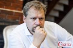 Колишній український телеведучий Юрій Кот у білій сорочці