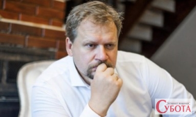 Колишній український телеведучий Юрій Кот у білій сорочці