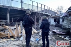 Поліцейські оглядають зруйновані конструкції стадіону Полісся у Житомирі