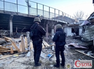 Поліцейські оглядають зруйновані конструкції стадіону Полісся у Житомирі