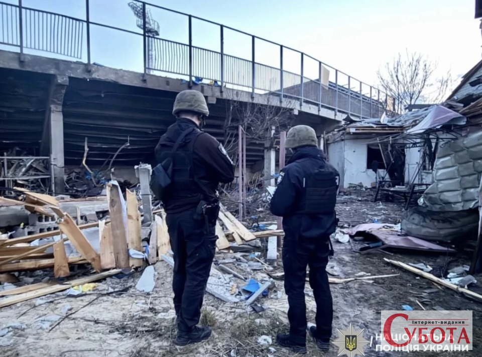 Поліцейські оглядають зруйновані конструкції стадіону Полісся у Житомирі