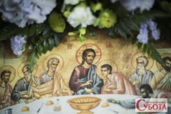 Ікона Тайна вечеря, прикрашена квітами, що символізує події Чистого четверга