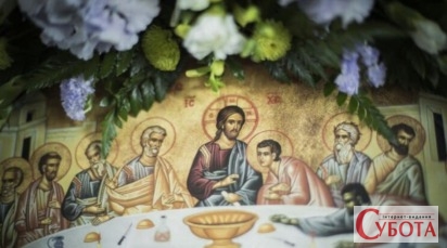 Ікона Тайна вечеря, прикрашена квітами, що символізує події Чистого четверга