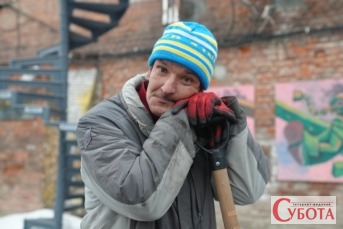 Сумський двірник Сергій Гробовий у робочому одязі спирається на лопату