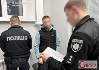 Затриманий за хабар 25-річний житомирянин у відділку поліції з правоохоронцями, березень 2026