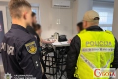 Український та латвійський поліцейські під час обшуку у квартирі шахраїв в Івано-Франківську