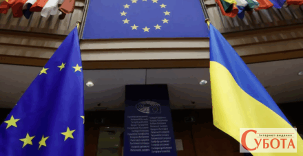 Прапори Євросоюзу та України в залі Європейського парламенту