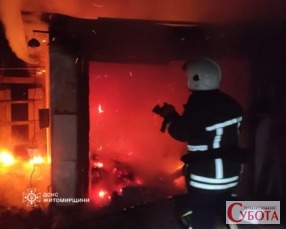 Рятувальник гасить палаючий гараж в Андрушівці, біля якого знайшли тіло жінки