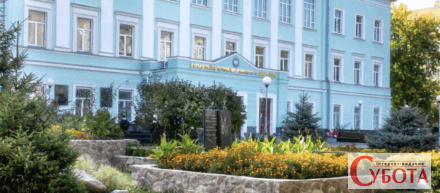 Будівля Житомирського державного університету імені Івана Франка з клумбою квітів