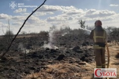 Пожежник гасить вигоріле чорне поле сухої трави на Житомирщині