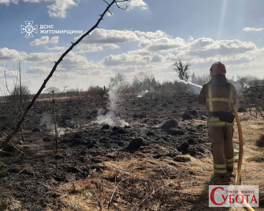 Пожежник гасить вигоріле чорне поле сухої трави на Житомирщині
