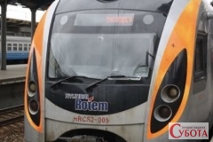 Швидкісний поїзд Інтерсіті Hyundai Rotem на залізничній станції