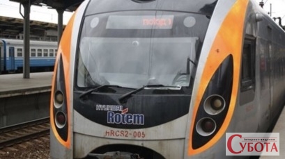 Швидкісний поїзд Інтерсіті Hyundai Rotem на залізничній станції