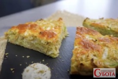 Шматки готової запіканки з капусти та рису на чорній дошці
