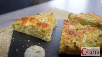Шматки готової запіканки з капусти та рису на чорній дошці