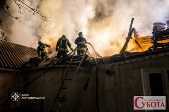 Рятувальники ДСНС гасять масштабну пожежу на даху приватного будинку в Житомирі вночі
