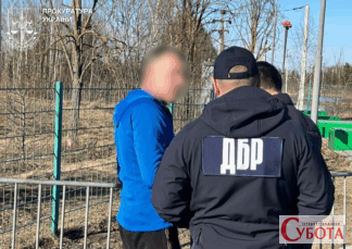 Співробітник ДБР та підозрюваний бізнесмен у синій кофті на Житомирщині