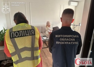 Працівники поліції та Житомирської обласної прокуратури під час обшуку у справі про фіктивне працевлаштування