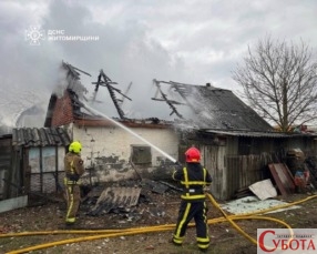 Вогнеборці ДСНС гасять знищений пожежею дах будівлі на Житомирщині