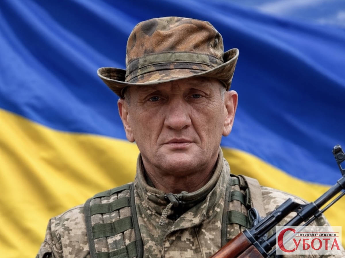 Захисник України, командир відділення Василь Прокопенко на тлі прапора