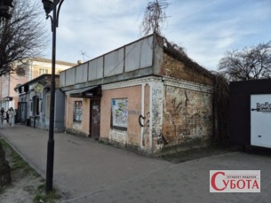 У центрі Бердичева планують здати в оренду стару господарську будівлю біля ТЦ